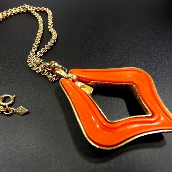 Sarah Coventry Gold Tone Pendant Necklace, Removable Orange Lucite Insert, 1970s - Picture 6 of 7